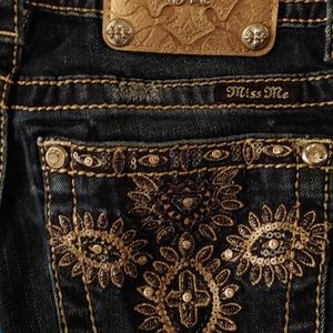 MISS ME SIGNATURE SLIM CUT BOOT JEANS